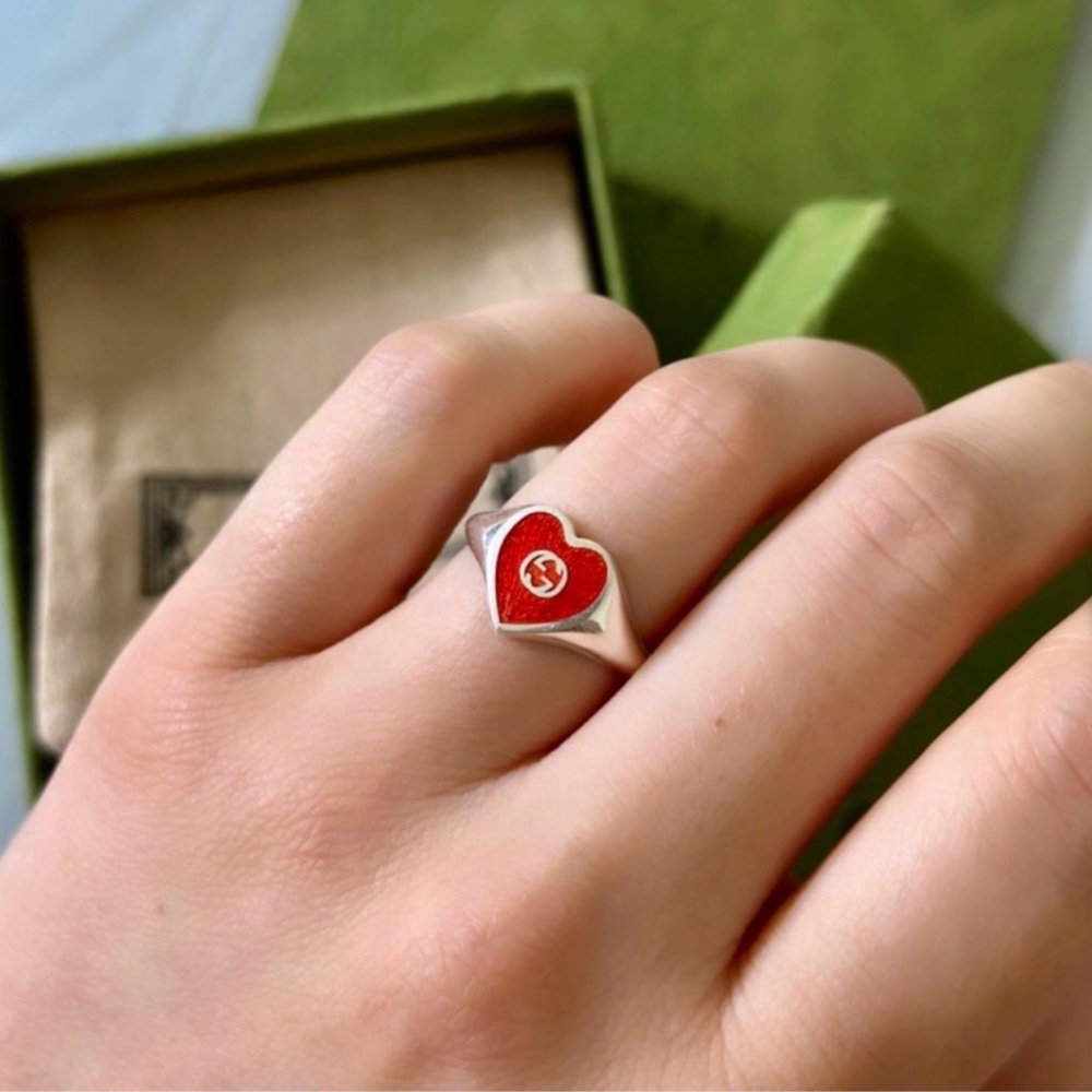 Gucci interlocking G red enamel heart ring